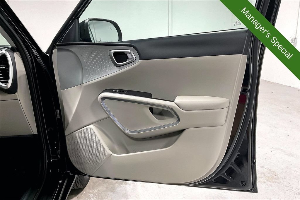 Used 2025 Kia Soul LX w/ LX Technology Package FWD image 22