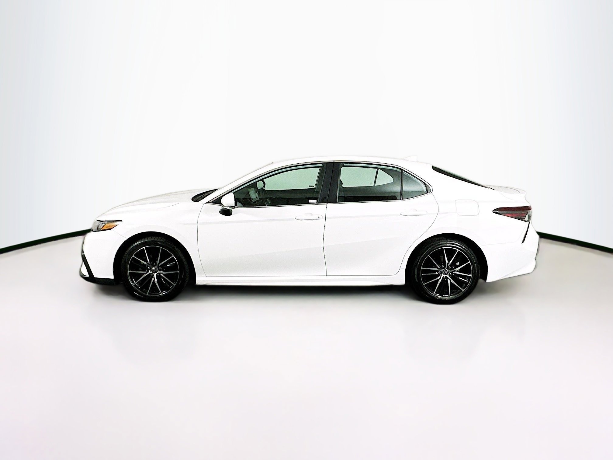 Used 2024 Toyota Camry SE image 4