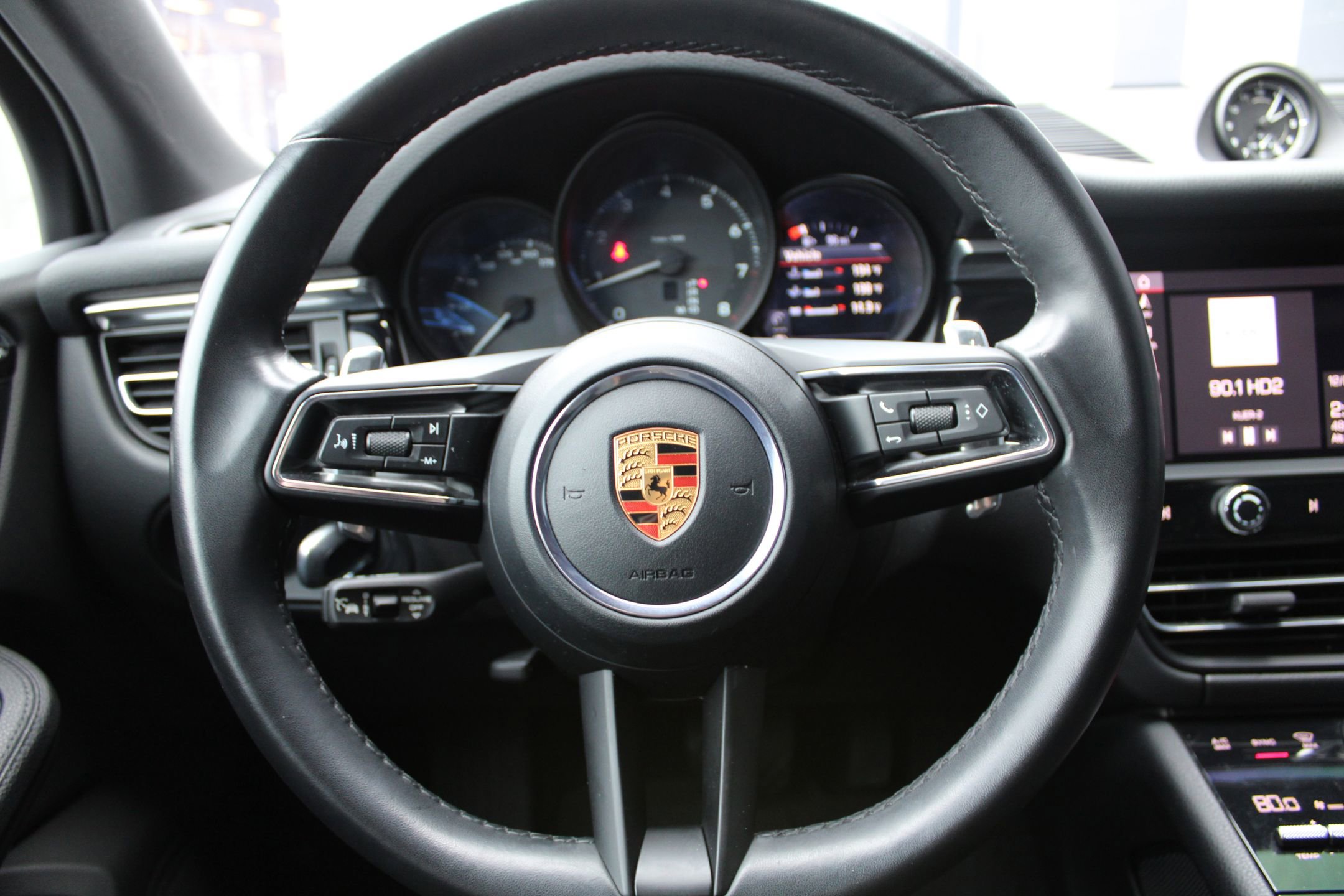 Certified 2023 Porsche Macan image 16