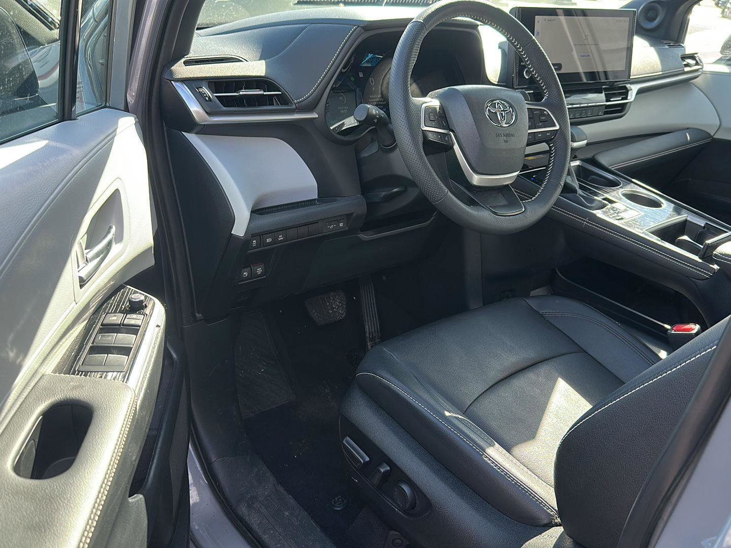 Used 2025 Toyota Sienna XSE w/ XSE Plus Package image 21