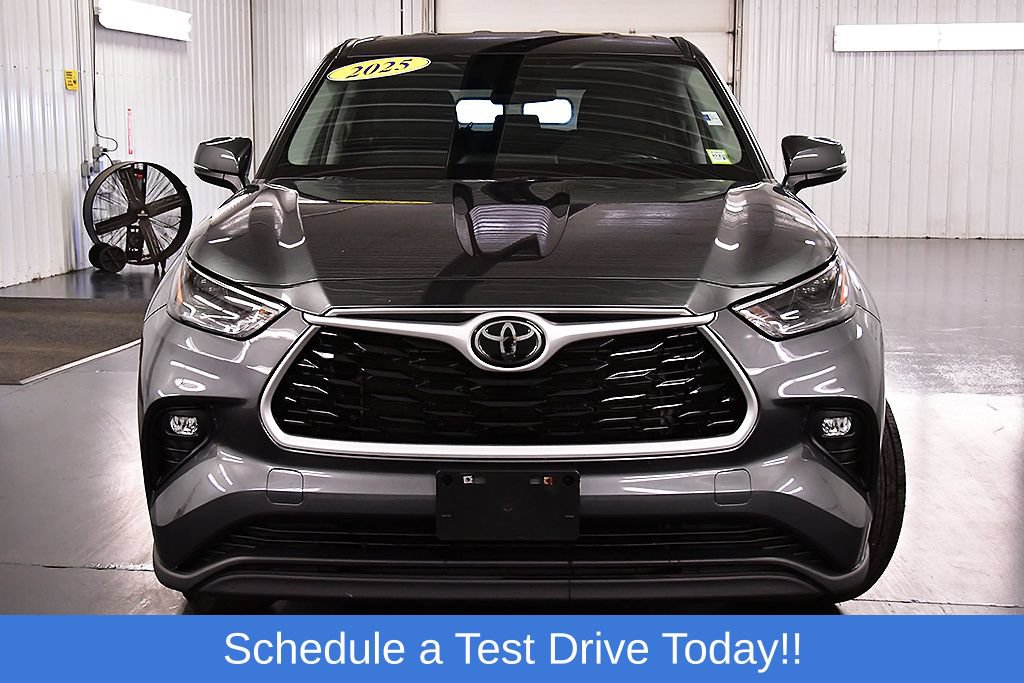 Used 2023 Toyota Highlander LE AWD/4WD image 2