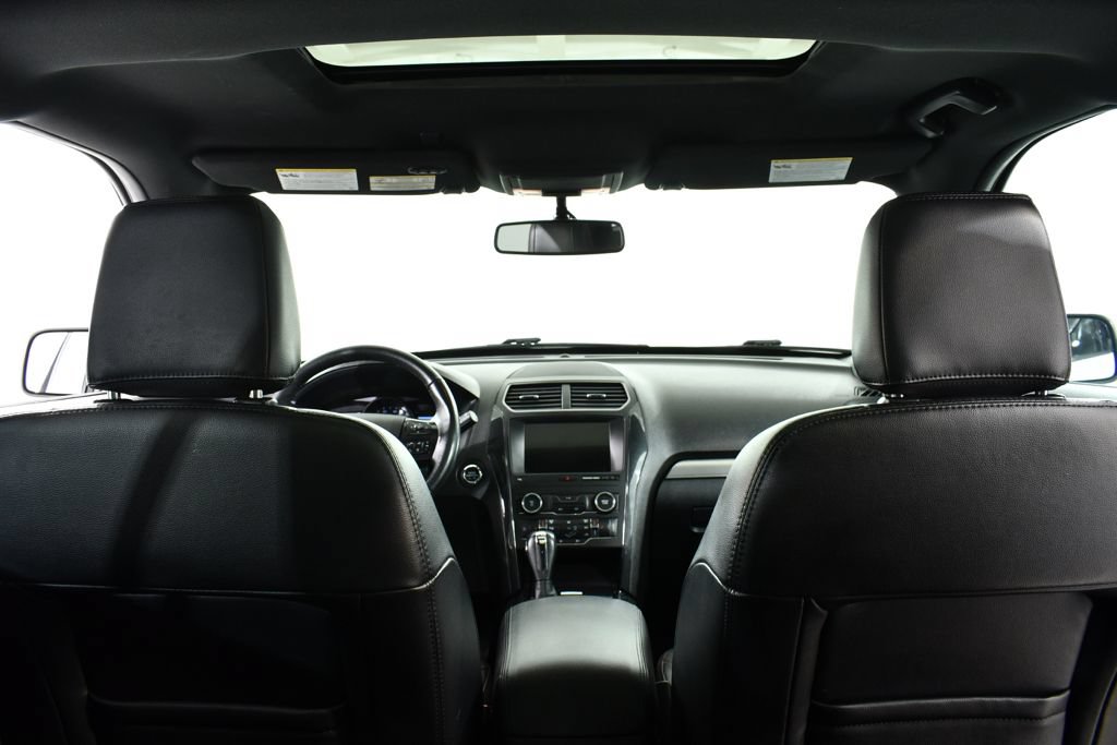 Used 2019 Ford Explorer XLT w/ Equipment Group 202A AWD/4WD image 17