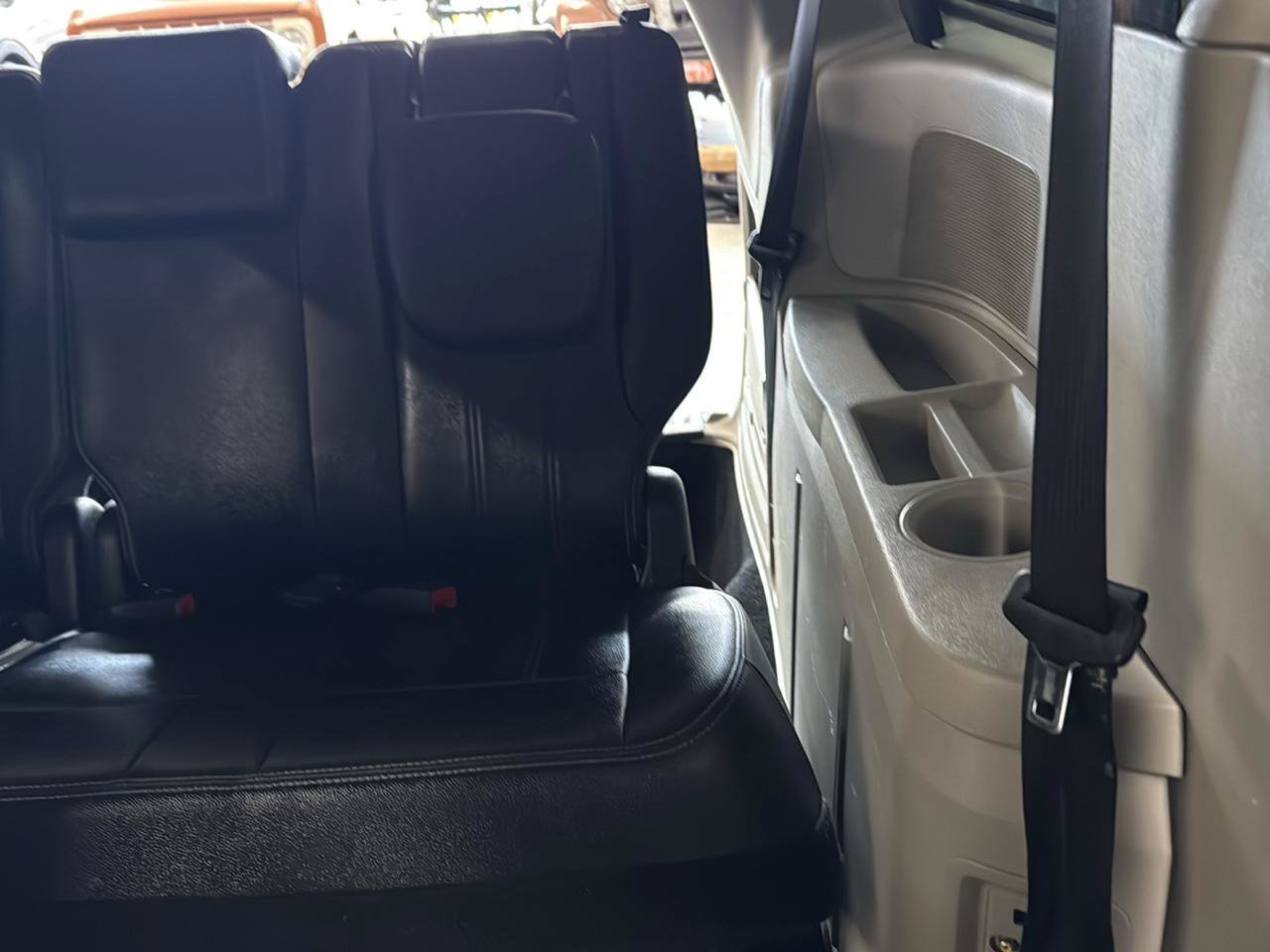 Used 2015 Chrysler Town & Country Touring FWD image 37