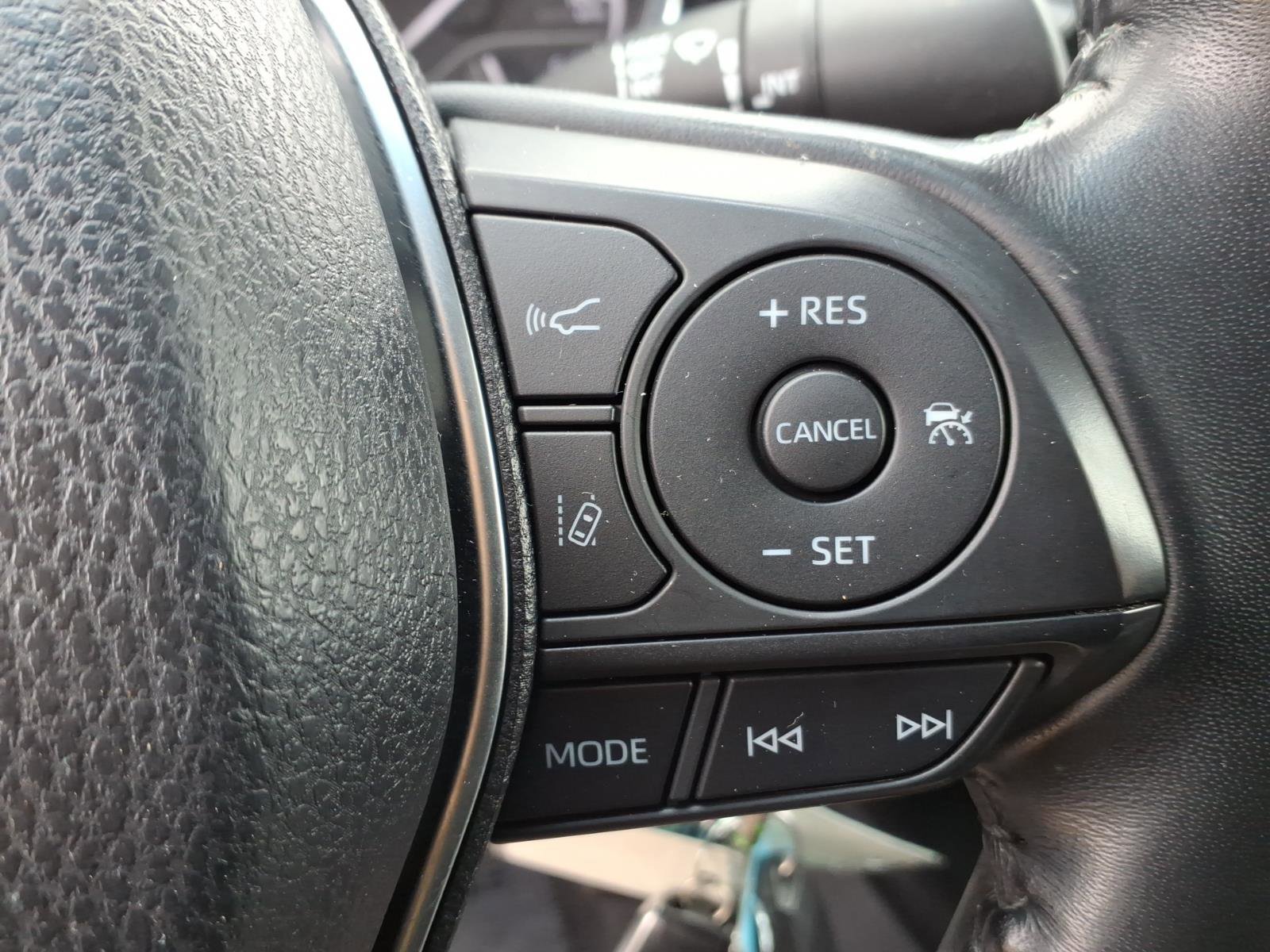 Used 2018 Toyota Camry SE FWD image 19