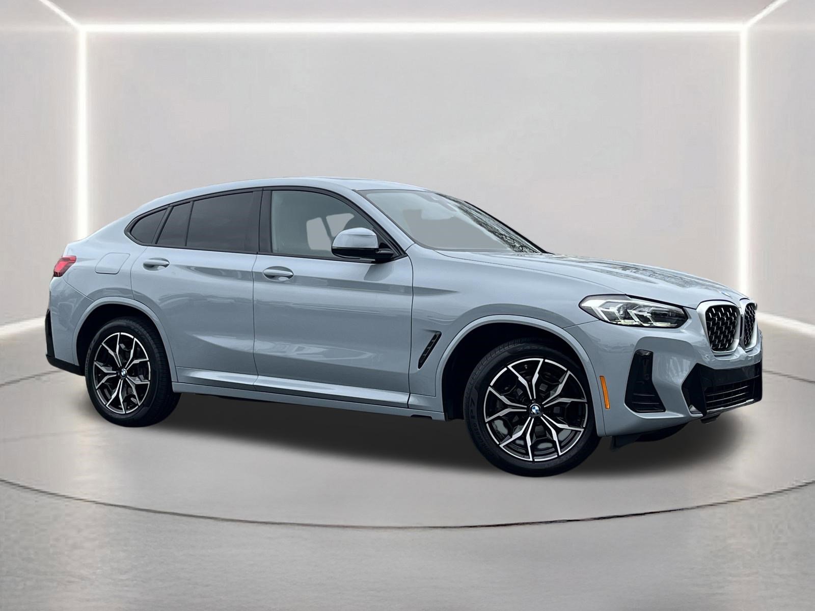 Used 2025 BMW X4 xDrive30i image 2