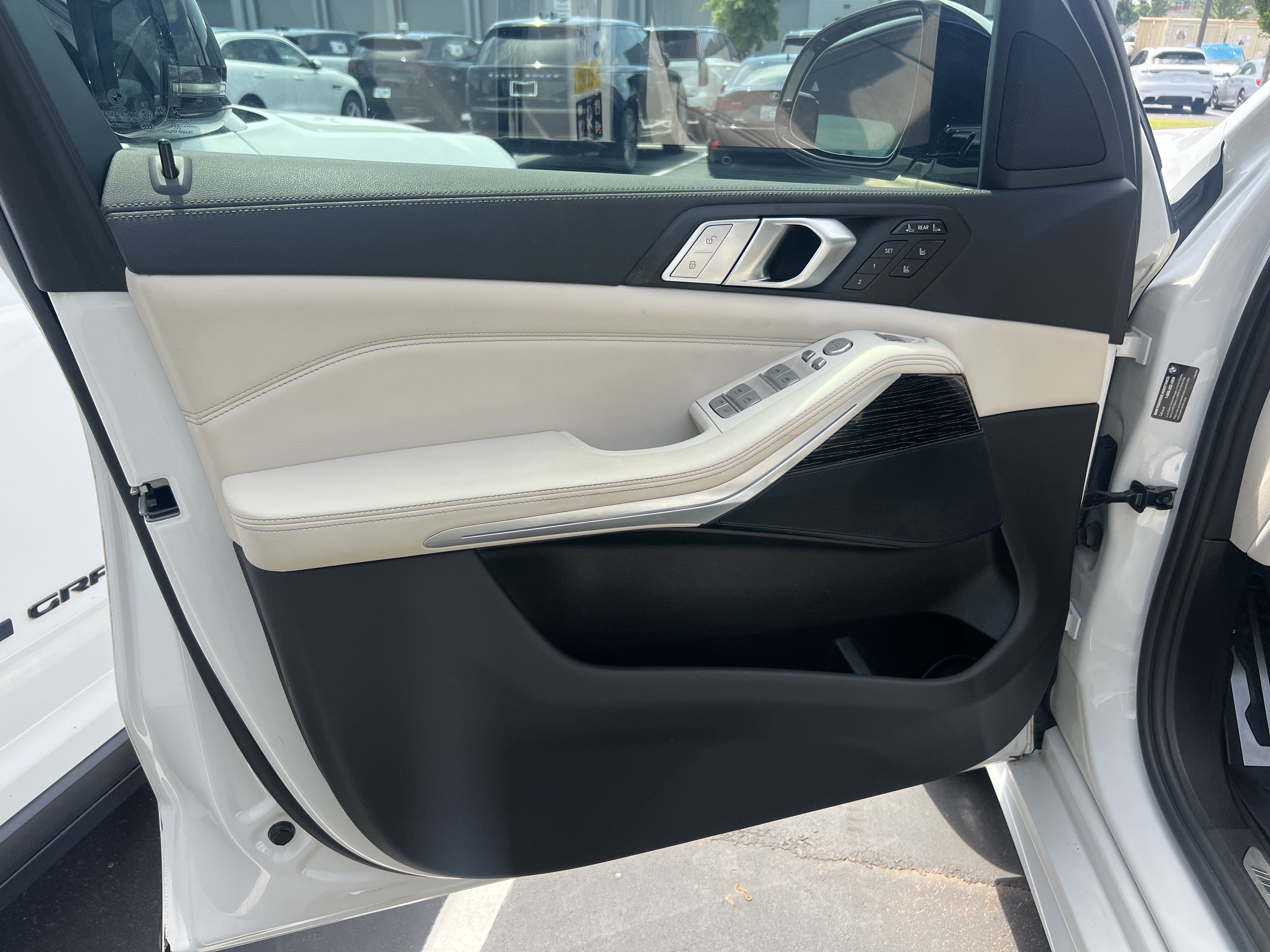 Used 2022 BMW X7 xDrive40i w/ M Sport Package AWD/4WD image 16