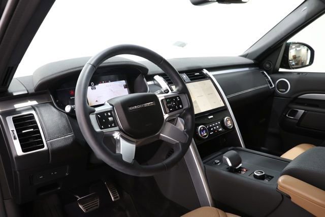 Used 2024 Land Rover Discovery Dynamic SE image 15
