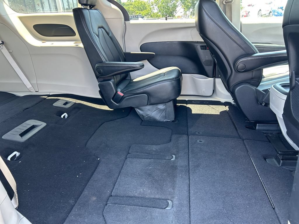 Used 2020 Chrysler Voyager Lxi FWD image 30