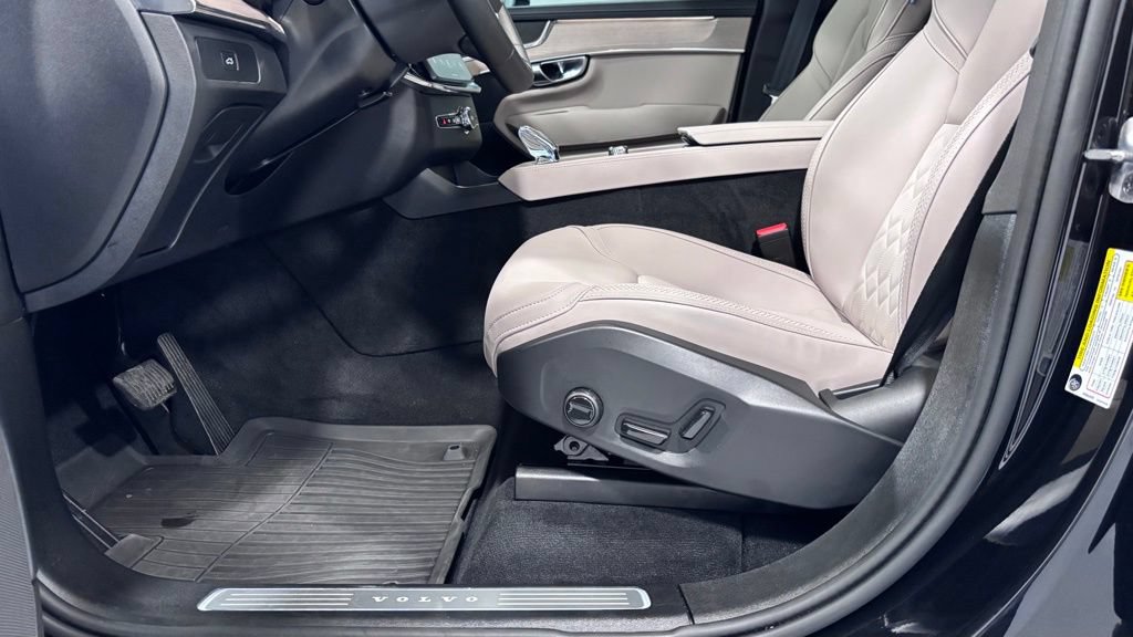 Certified 2025 Volvo XC90 B5 Plus AWD/4WD image 11