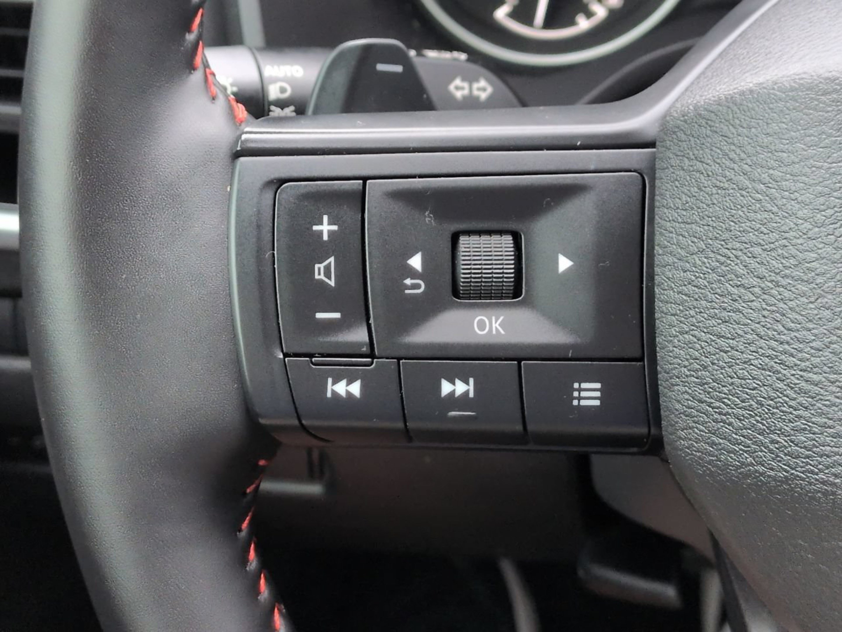 Used 2025 Nissan Rogue SV AWD/4WD image 30