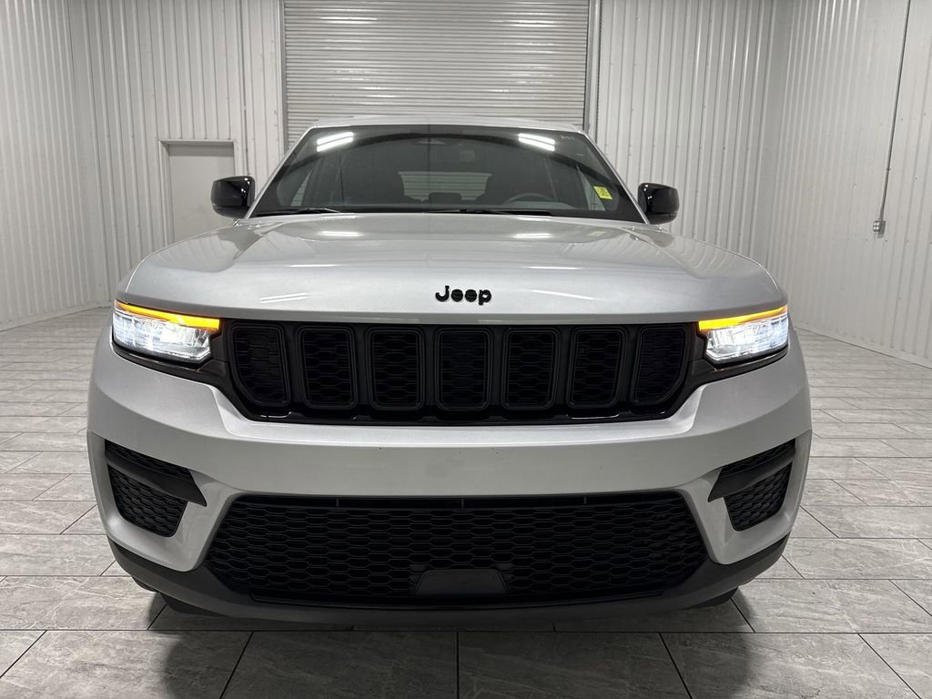 Used 2024 Jeep Grand Cherokee Altitude AWD/4WD image 32