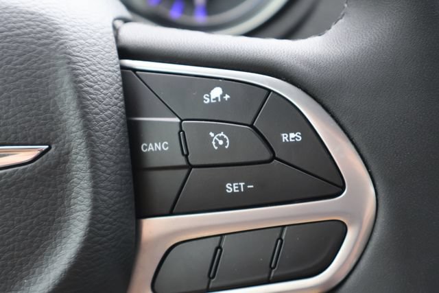 Used 2022 Chrysler 300 Touring w/ Sport Appearance Package RWD image 7