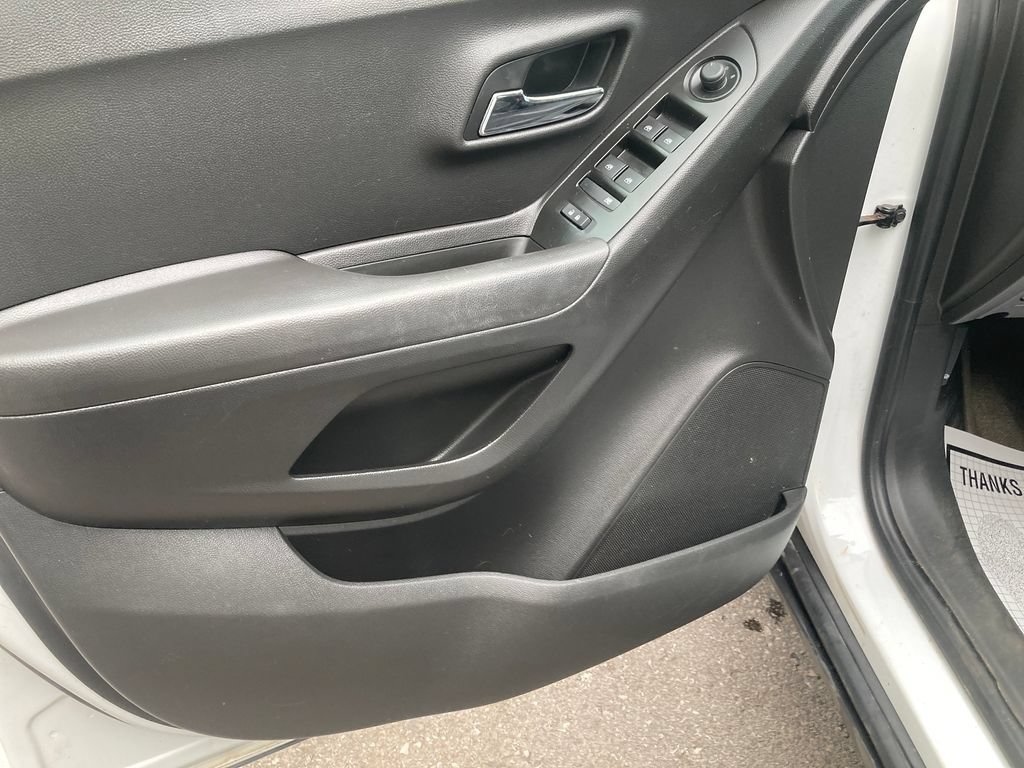 Used 2019 Chevrolet Trax LT w/ LT Convenience Package AWD/4WD image 12