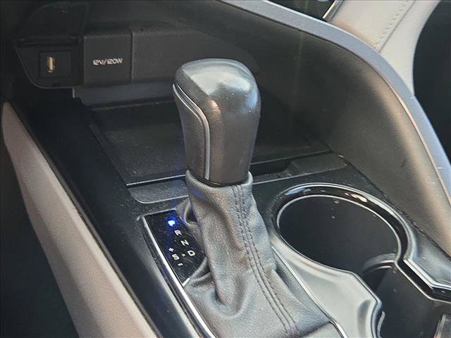 Used 2020 Toyota Camry SE w/ Convenience Package FWD image 10