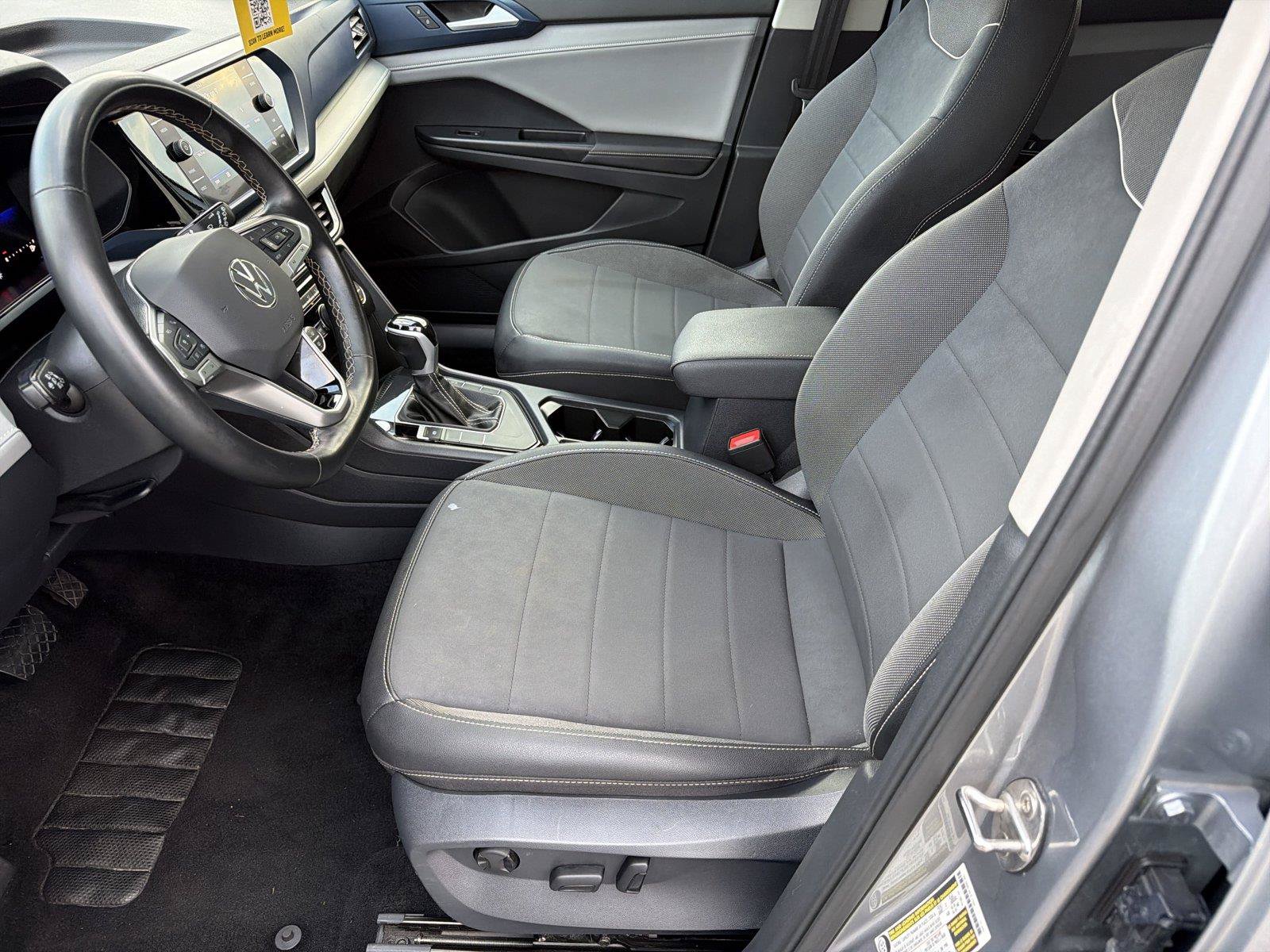 Used 2024 Volkswagen Taos SE FWD image 3