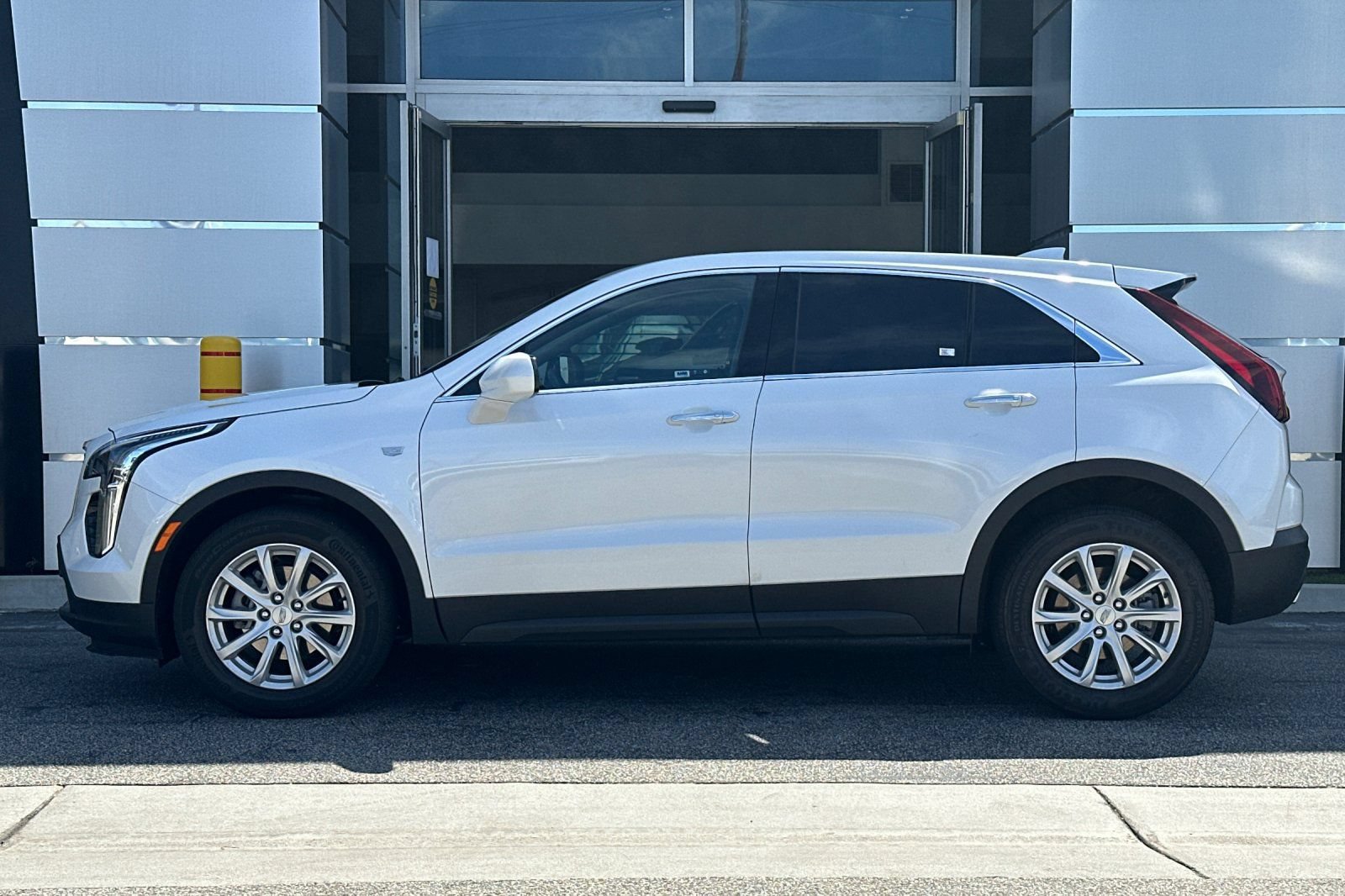 Used 2022 Cadillac XT4 Luxury w/ Cold Weather Package FWD image 7