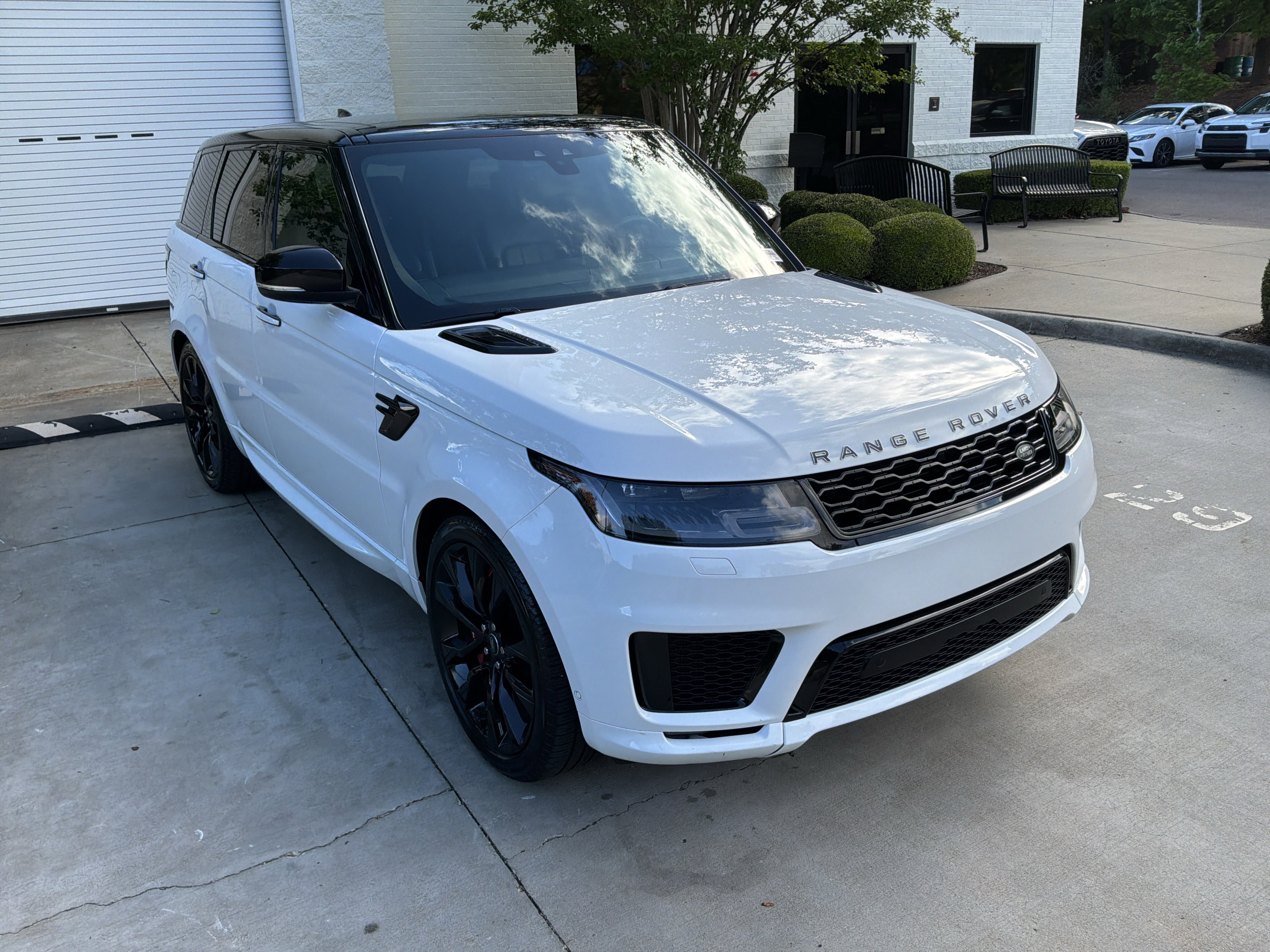 Used 2022 Land Rover Range Rover Sport HST AWD/4WD image 2