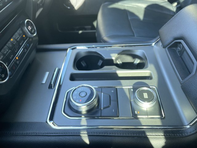 Used 2018 Ford Expedition XLT w/ Equipment Group 202A AWD/4WD image 20