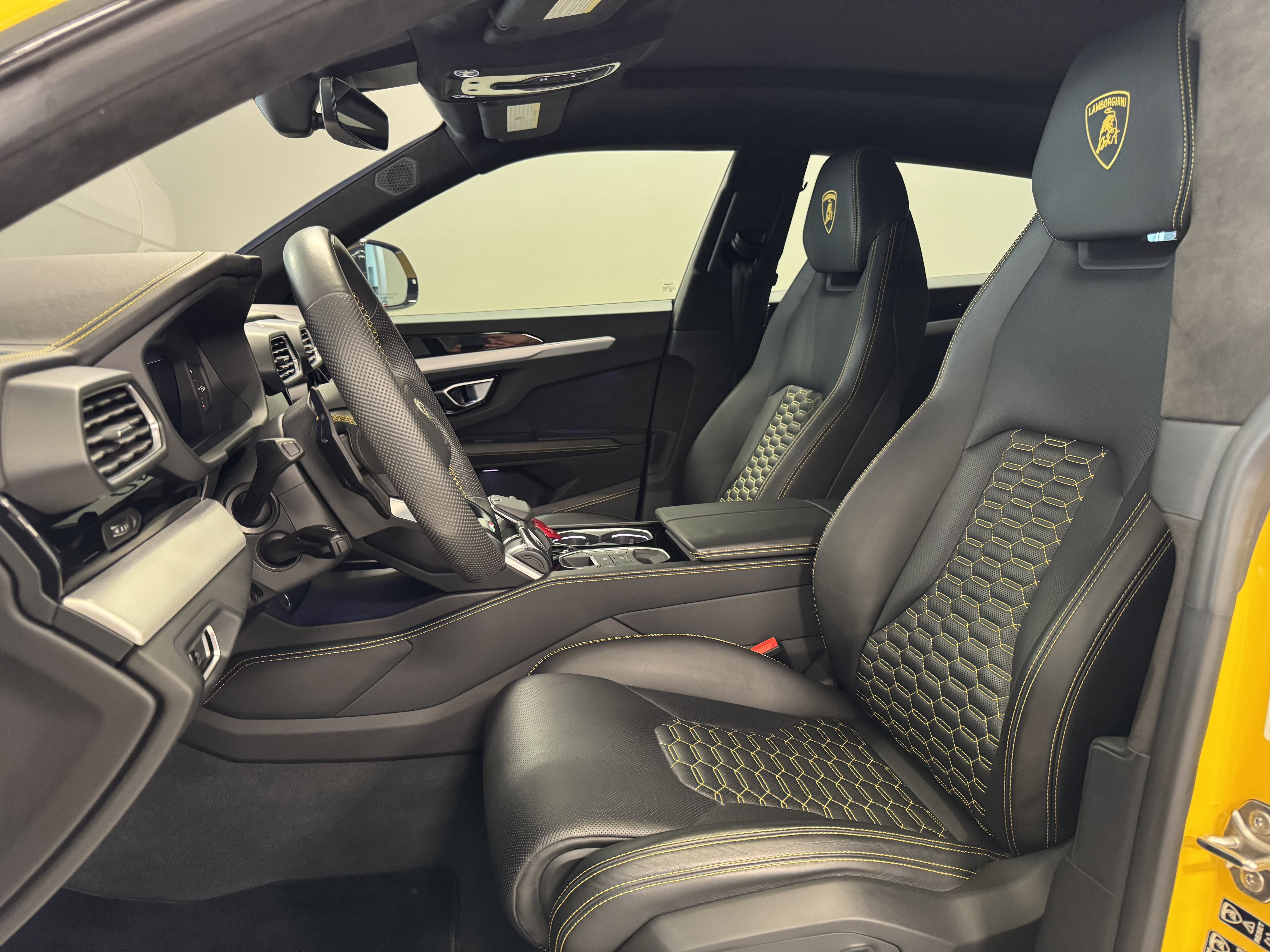 Used 2020 Lamborghini Urus image 2