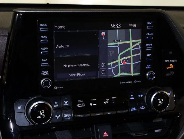 Used 2020 Toyota Highlander XLE image 18