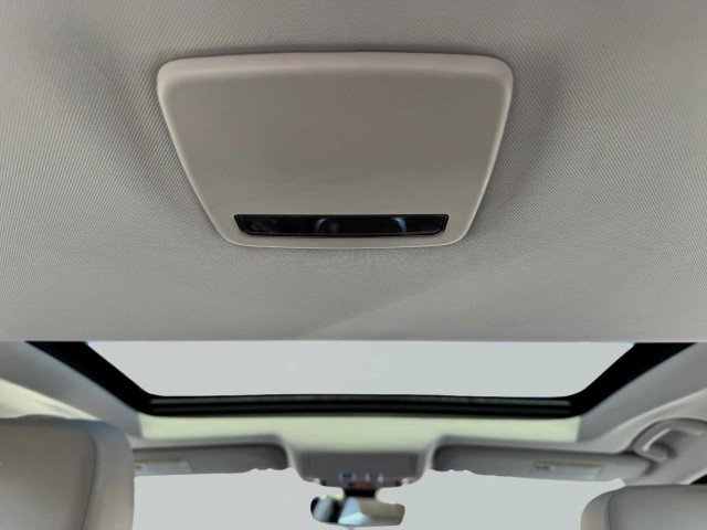 Used 2019 Jaguar XE Premium image 40