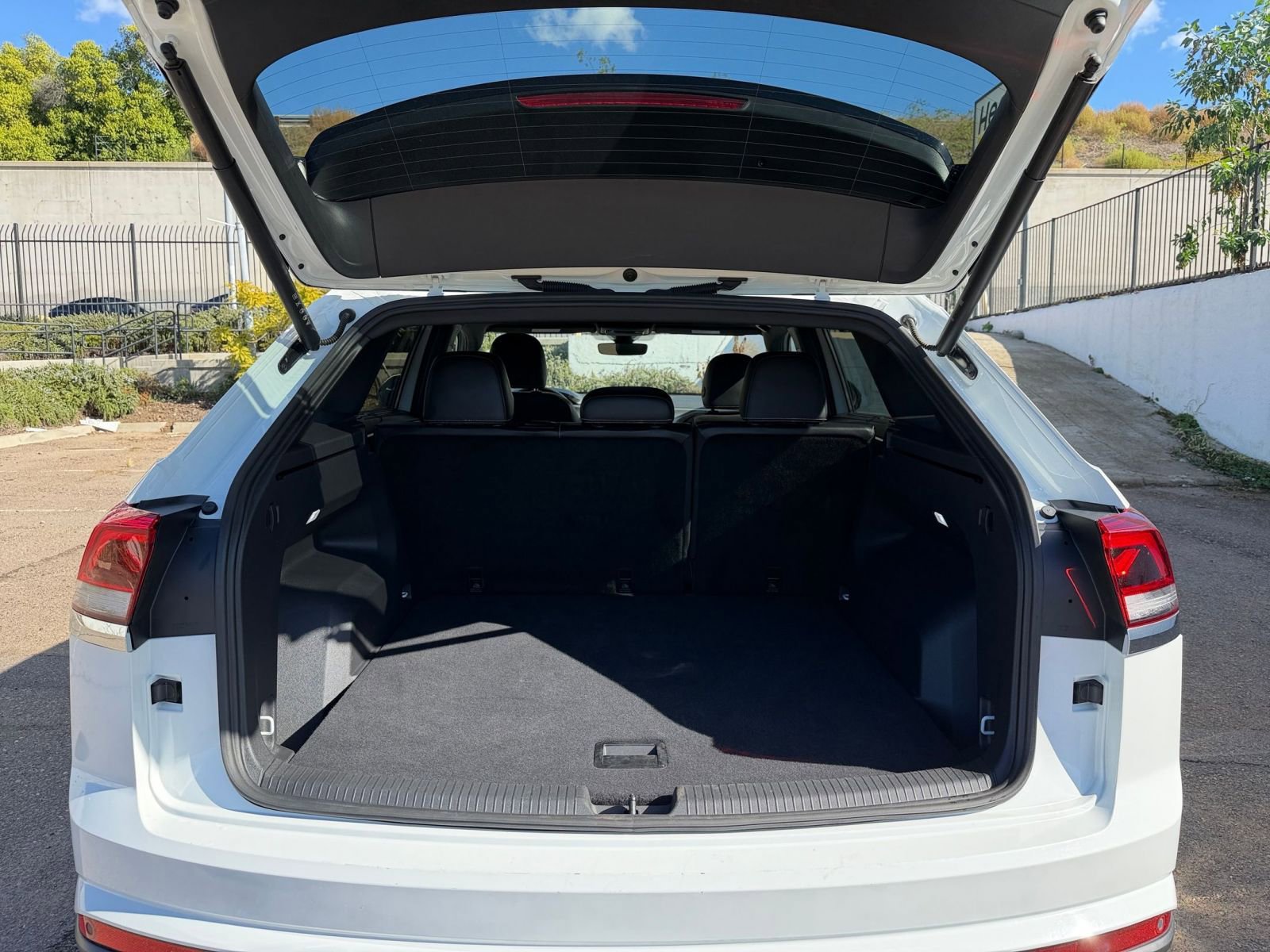 Used 2025 Volkswagen Atlas Cross Sport SE image 31