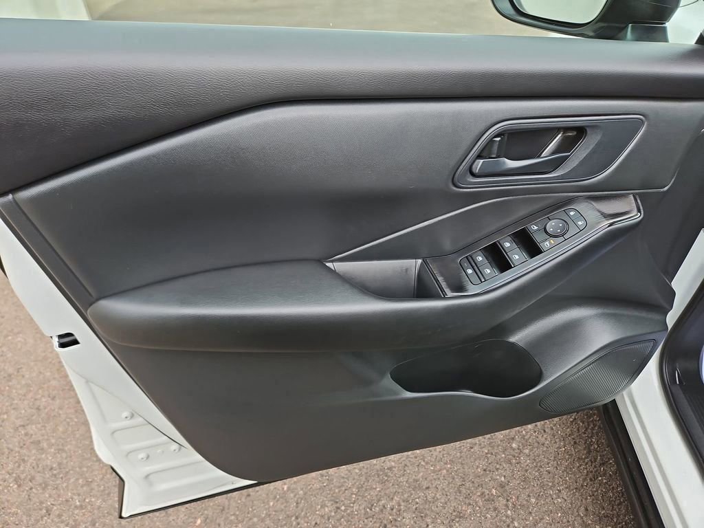 Used 2025 Nissan Rogue S image 12