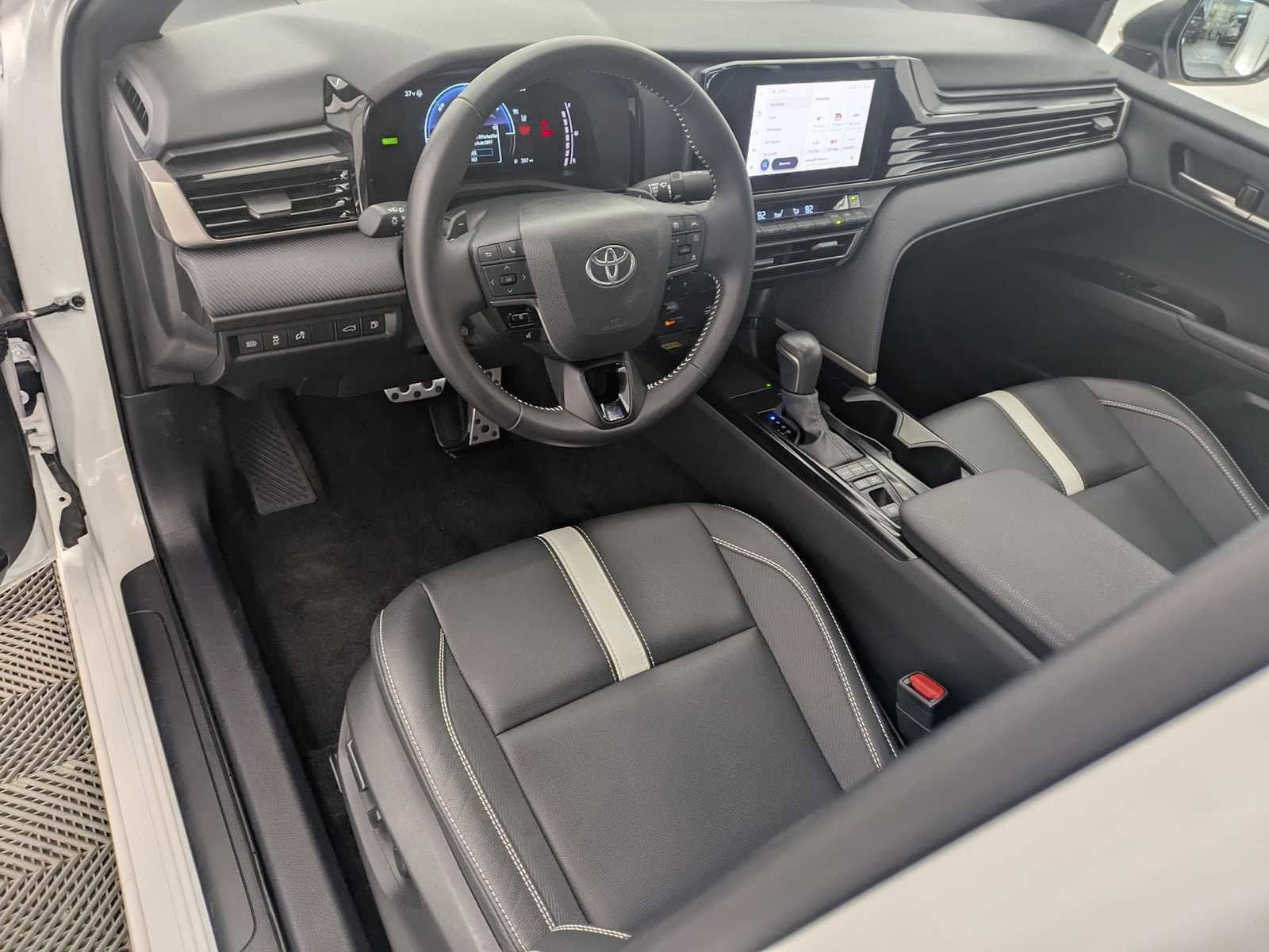 Used 2025 Toyota Camry SE image 2