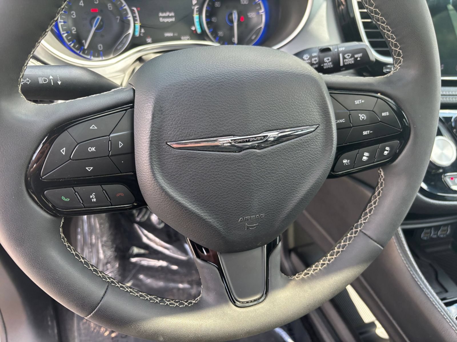 Used 2025 Chrysler Pacifica Limited FWD image 30