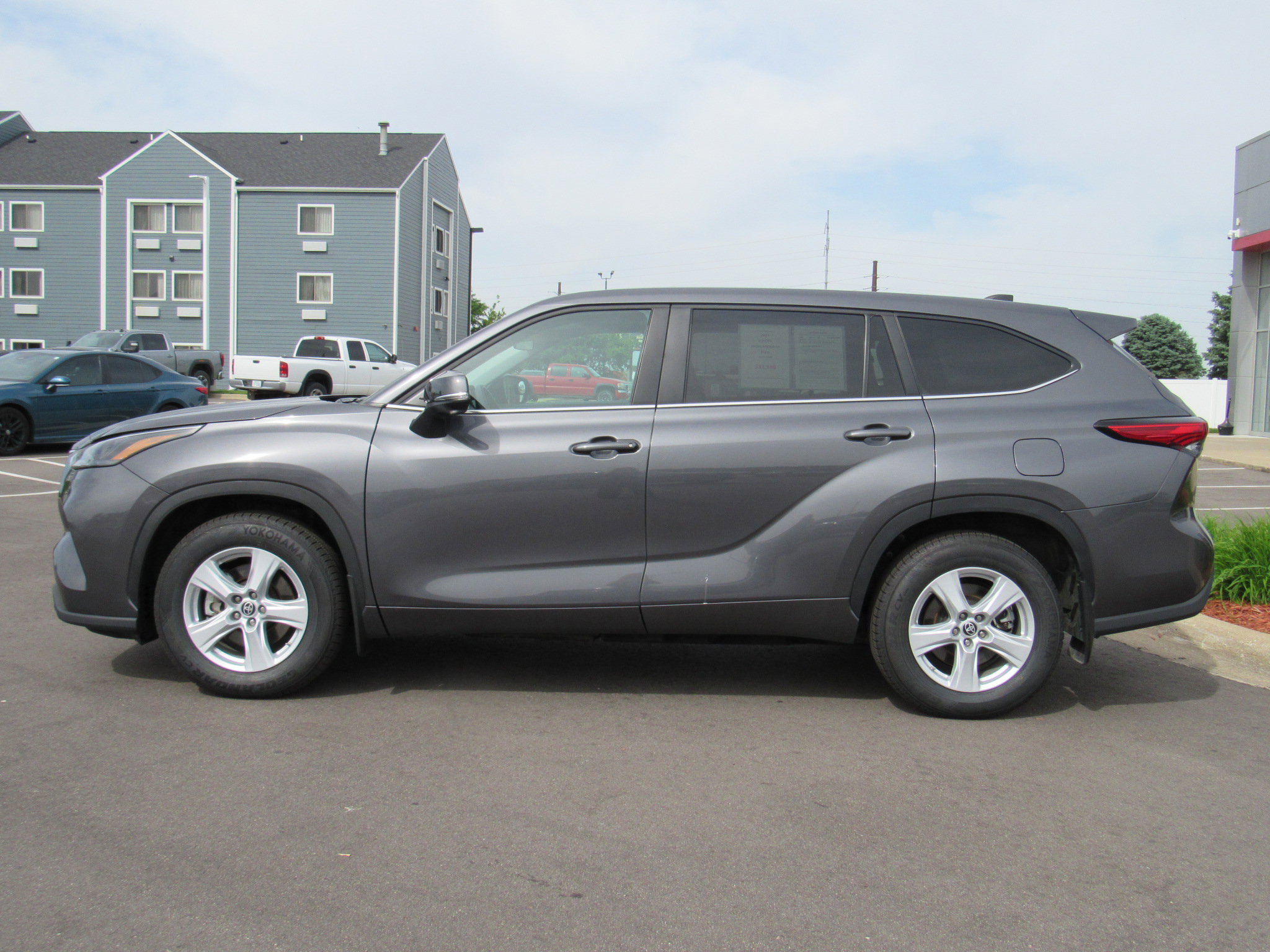 Used 2023 Toyota Highlander L FWD image 9