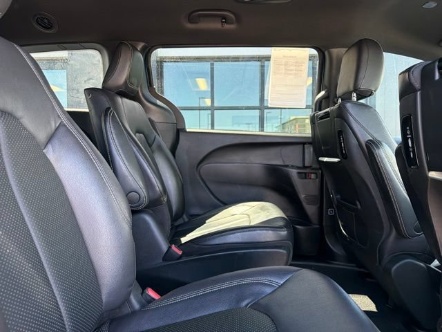 Used 2022 Chrysler Pacifica Touring-L w/ Uconnect Theater Family Group FWD image 13
