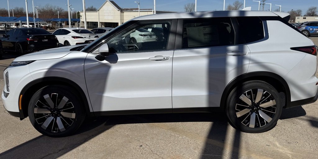 New 2026 Mitsubishi Outlander SE image 4