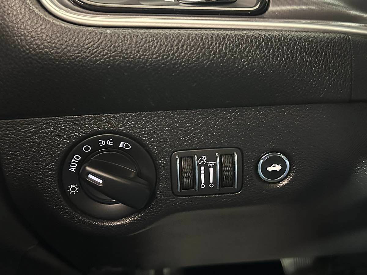 Used 2020 Dodge Challenger SXT RWD image 35