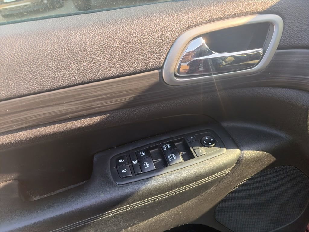 Used 2019 Jeep Grand Cherokee Altitude AWD/4WD image 18