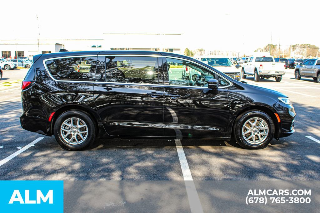 Used 2024 Chrysler Pacifica Touring-L image 9