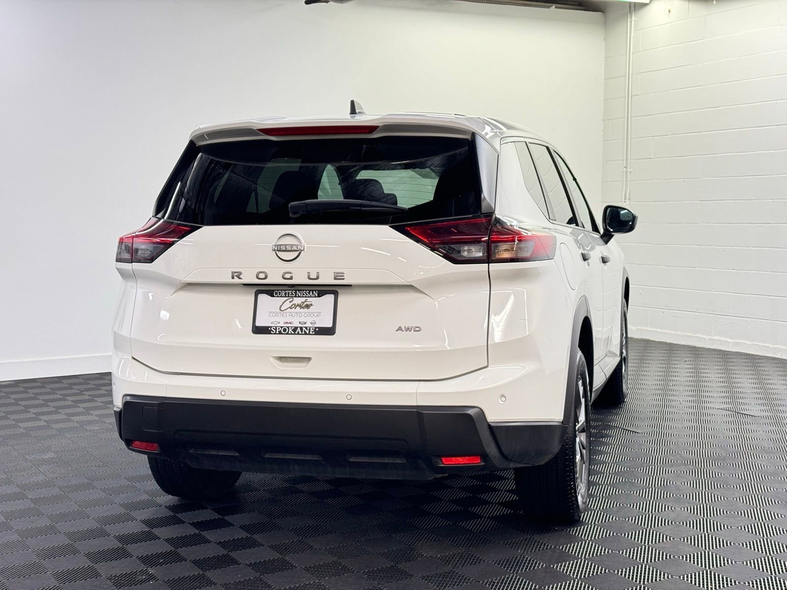 Used 2024 Nissan Rogue S image 2