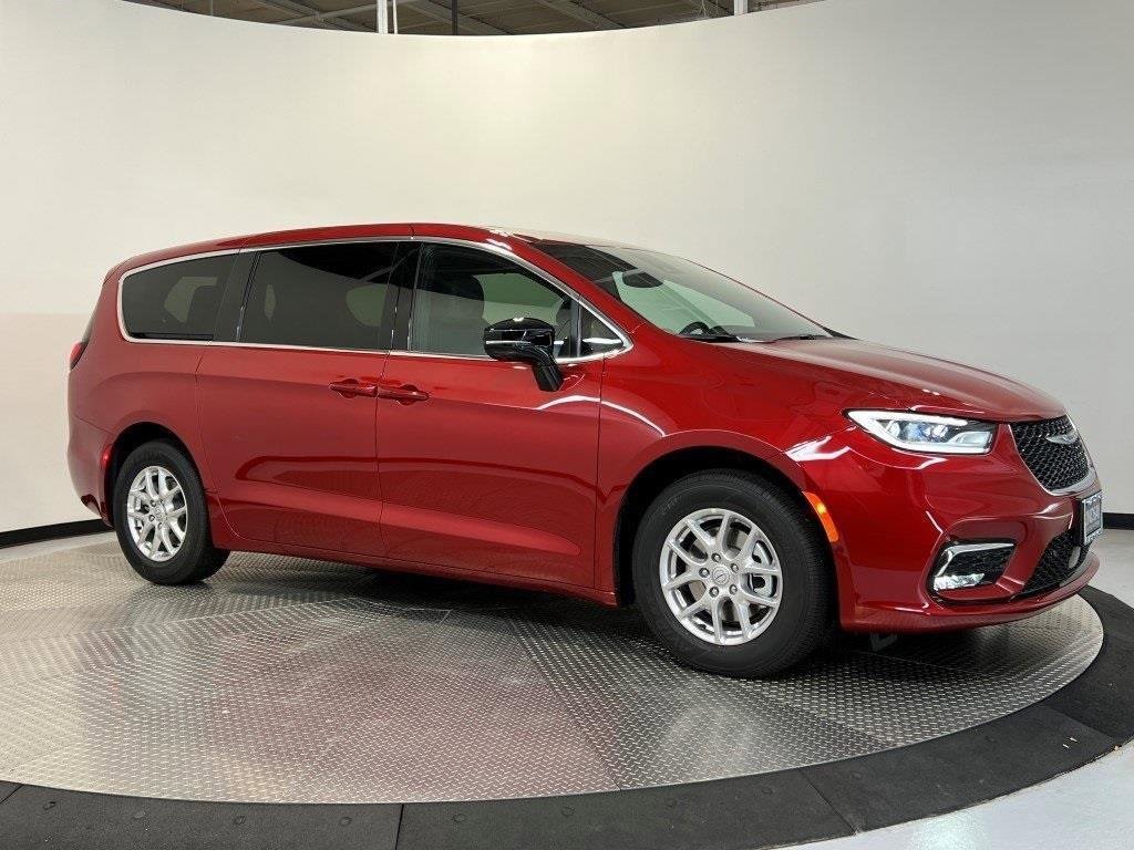 New 2026 Chrysler Pacifica Select image 1