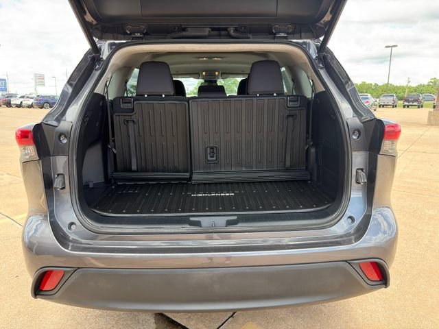 Used 2023 Toyota Highlander LE FWD image 15