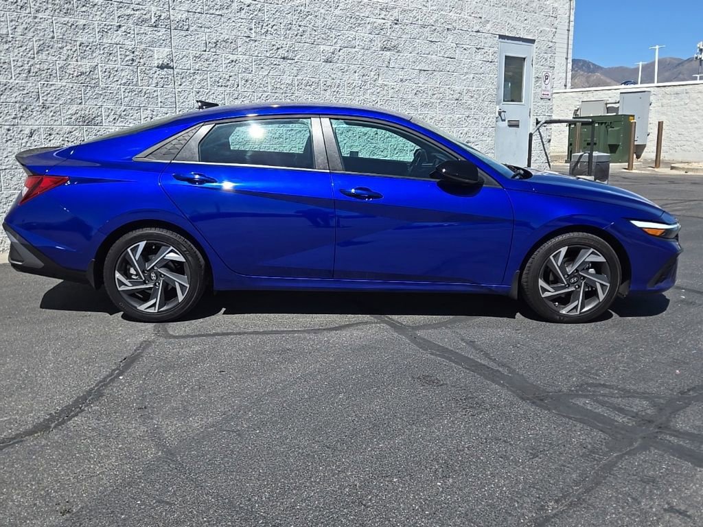 Used 2025 Hyundai Elantra Sport FWD image 2