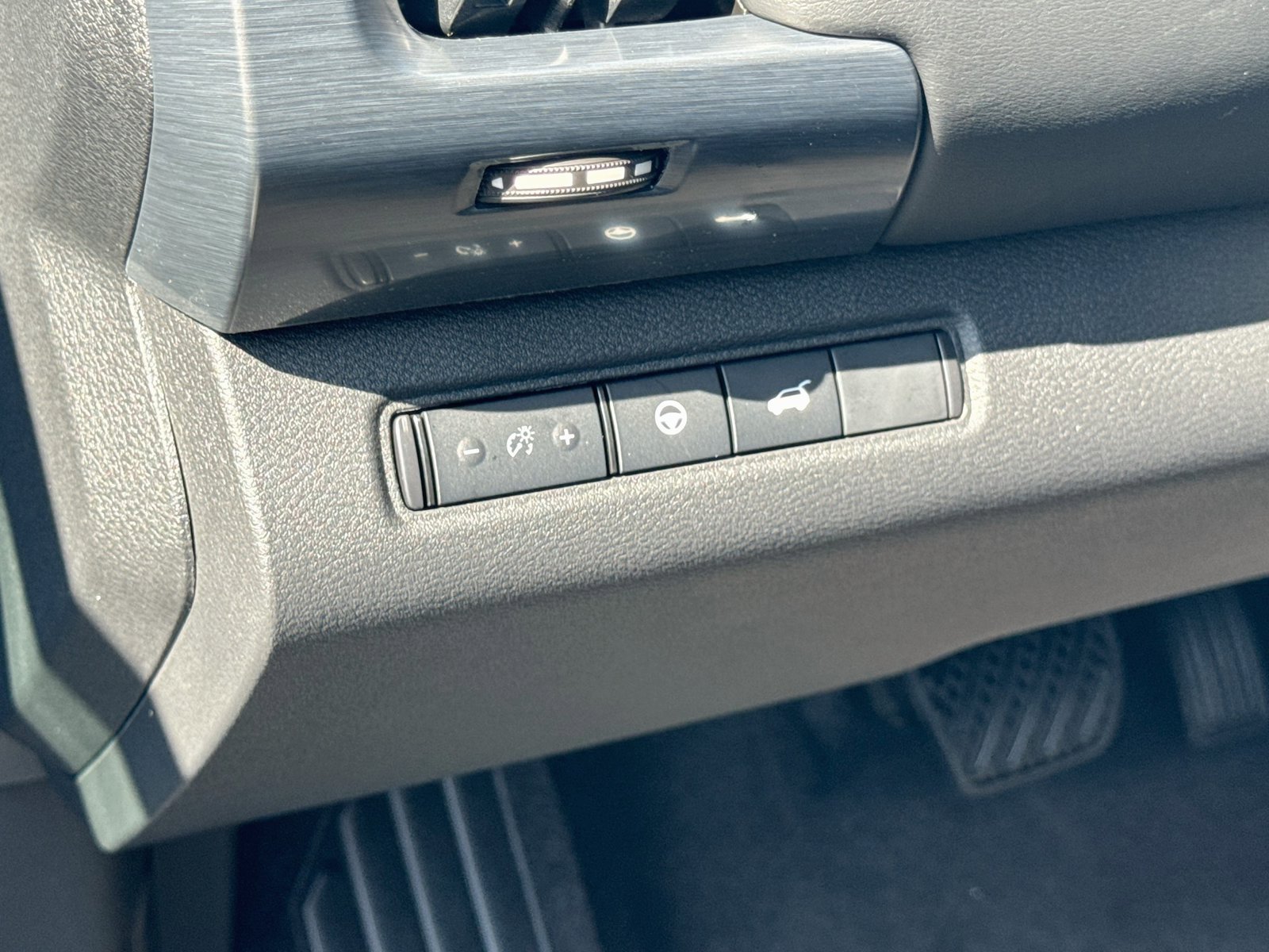 New 2026 Nissan Pathfinder SL FWD image 10