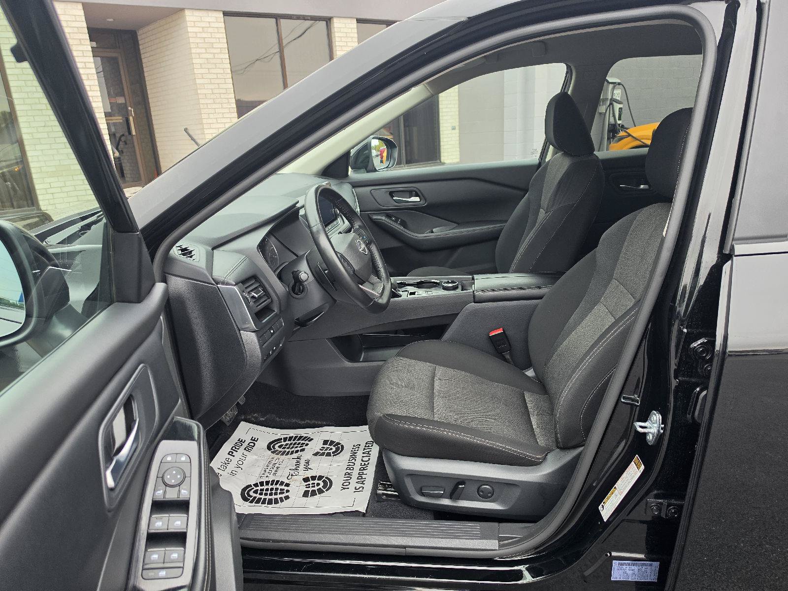 Used 2025 Nissan Rogue SV AWD/4WD image 10