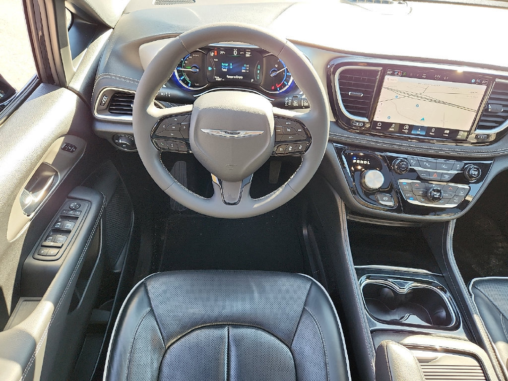 Used 2024 Chrysler Pacifica Premium FWD image 12