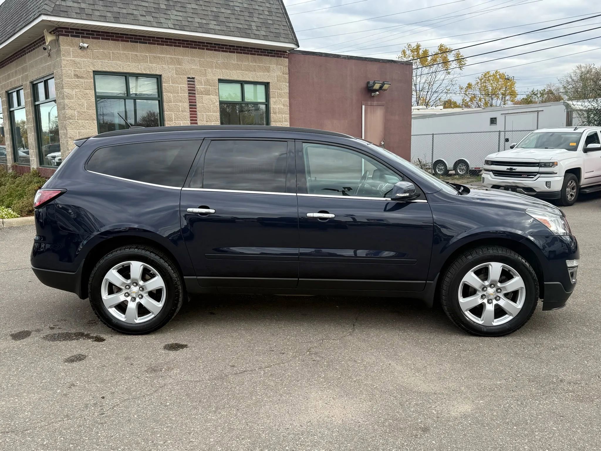 Used 2017 Chevrolet Traverse LT w/ Style and Technology Package image 4