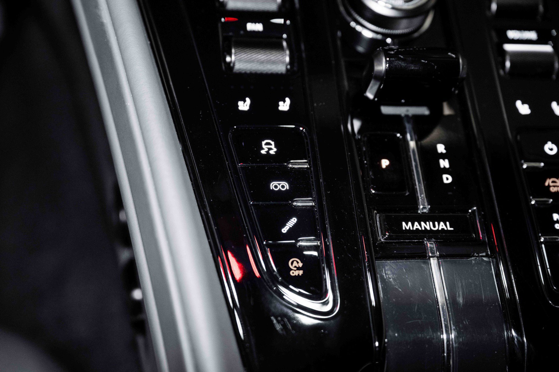 Used 2024 Aston Martin DB12 Coupe image 31