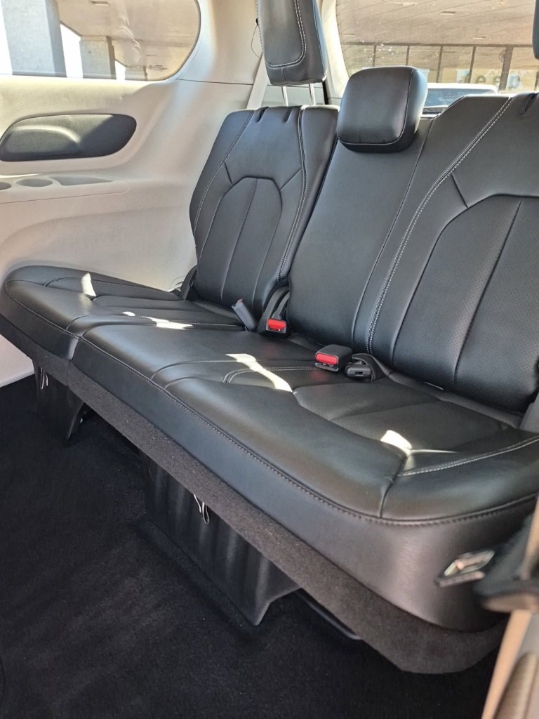 Certified 2024 Chrysler Pacifica Touring-L image 28