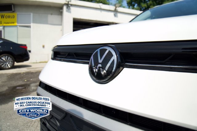 Used 2025 Volkswagen Taos SE w/ Panoramic Sunroof Package FWD image 7