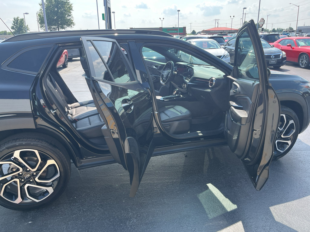 Used 2025 Chevrolet Trax RS FWD image 52