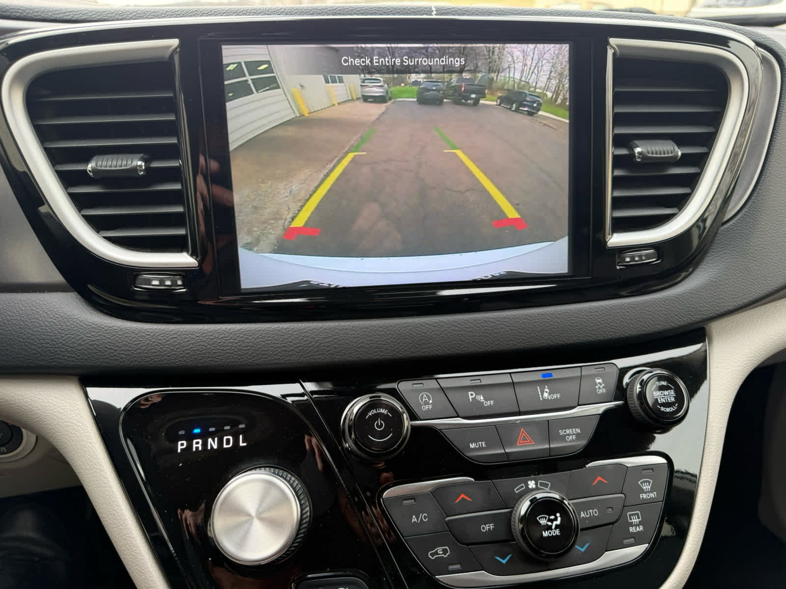 Used 2024 Chrysler Pacifica Touring-L FWD image 18