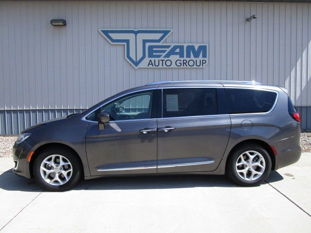 Used 2019 Chrysler Pacifica Touring-L Plus w/ Advanced Safetytec Group FWD image 4