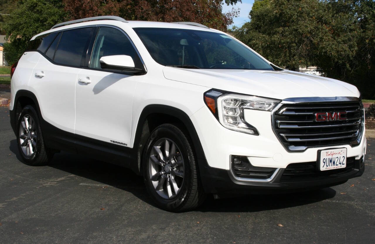 Used 2023 GMC Terrain SLT image 2
